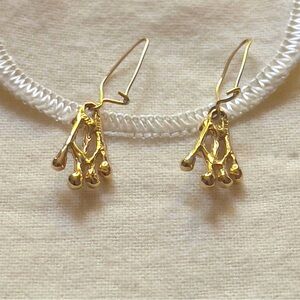 James Avery 14k yellow gold raindrop earrings